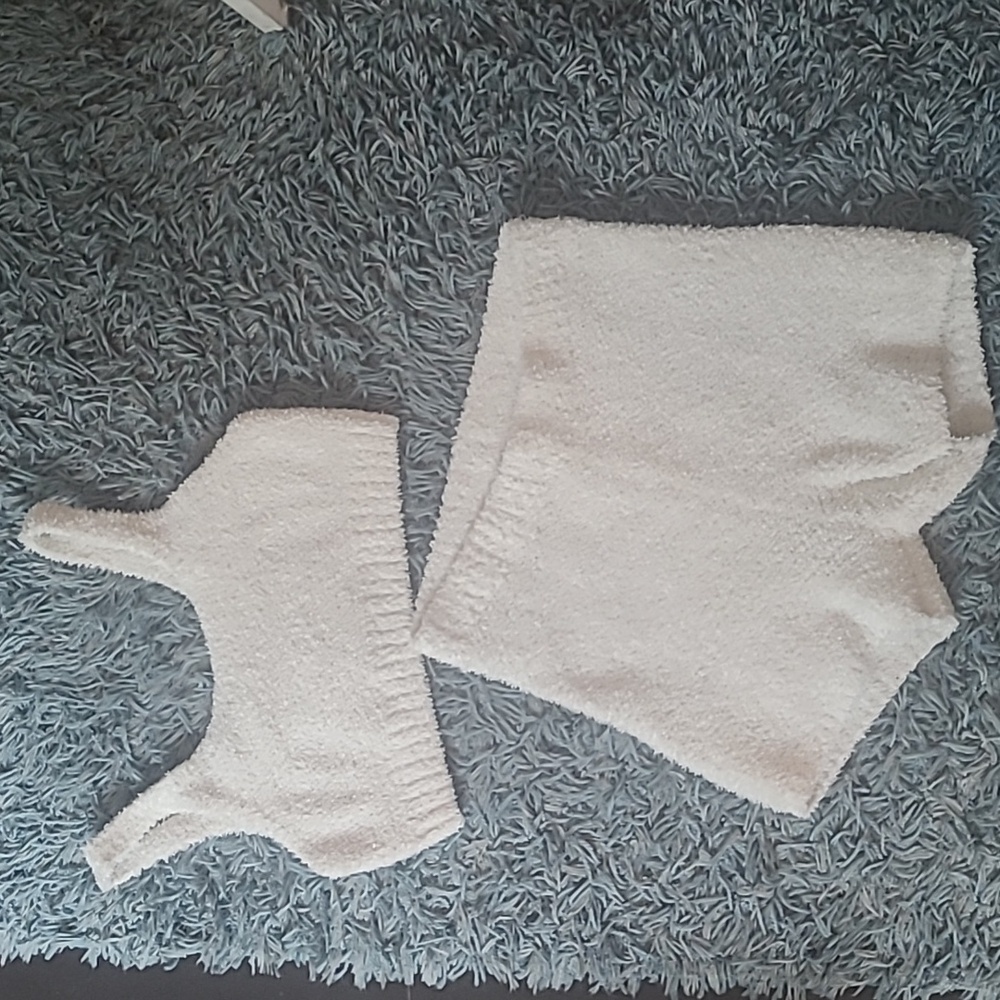 White fuzzy pajama set size xsmall